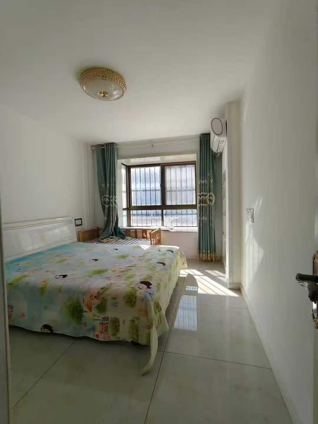 柳岸御府 住人一樓130平有草房 三室兩衛(wèi) 精裝小住45萬