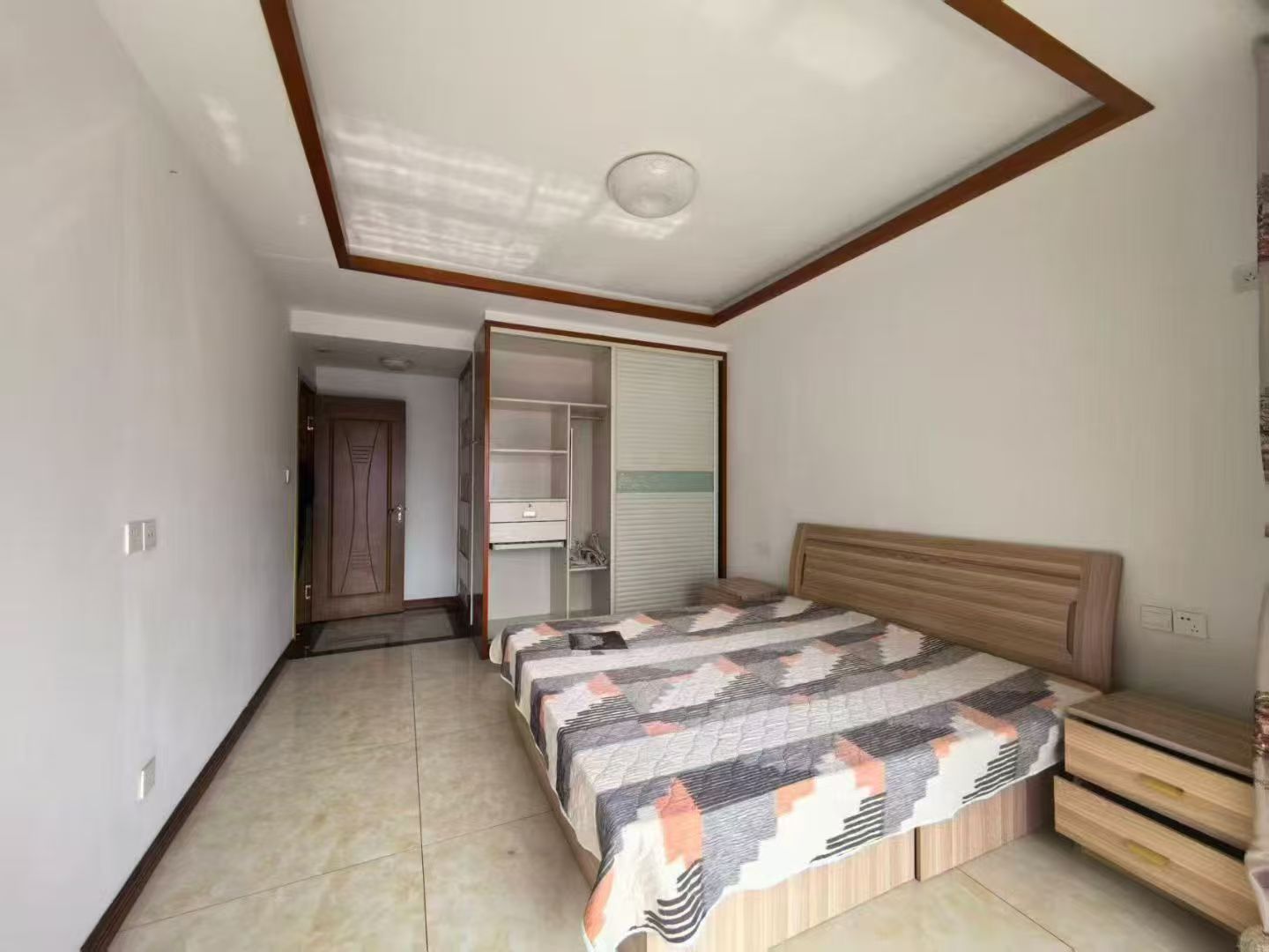 @出租:1500/月，龍港外灘10樓!