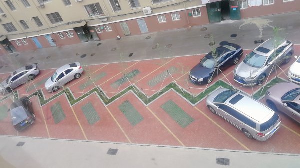 老一中對面，金泰小區(qū)住人二樓出租，拎包入住，年租，非誠勿擾。