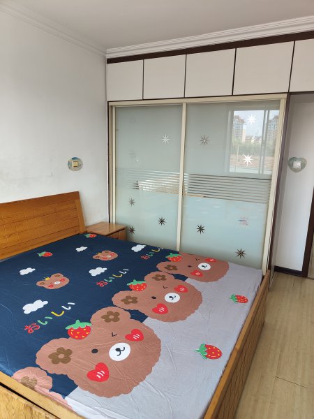 老一中對面，金泰小區(qū)住人二樓出租，拎包入住，年租，非誠勿擾。