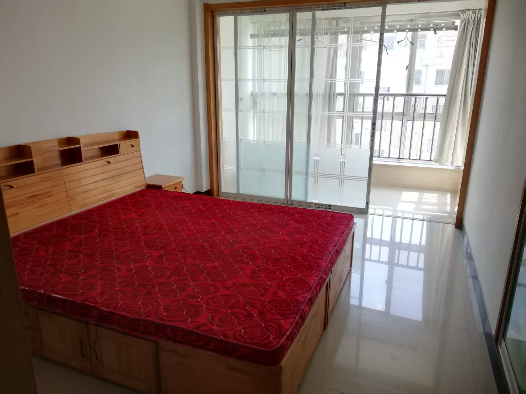 文登文馨花園吉樓出租，月租800元，冬天有地暖，夏天有空調(diào)。