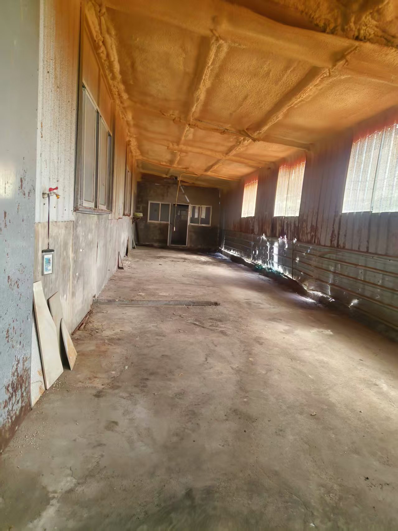 出租宋家溝建材城對(duì)面獨(dú)門(mén)獨(dú)院廠(chǎng)房1000平，廂房180平