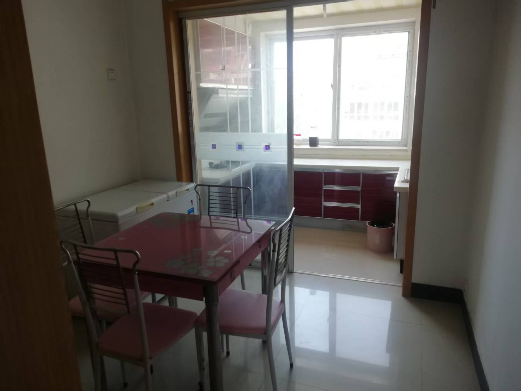 文登文馨花園吉樓出租，月租800元，冬天有地暖，夏天有空調(diào)。