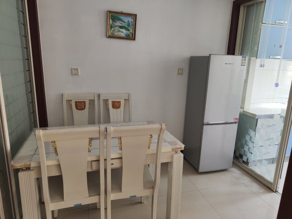 老一中對(duì)面，金泰小區(qū)住人二樓出租，拎包入住，年租，非誠(chéng)勿擾。