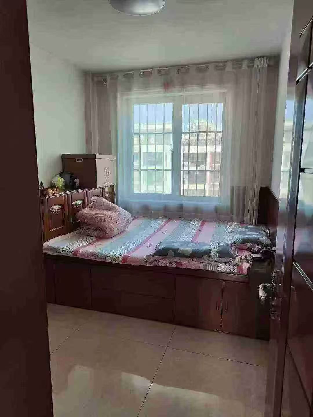 天潤城小區(qū)電梯高層11樓134平三室兩衛(wèi)49.8萬租1500