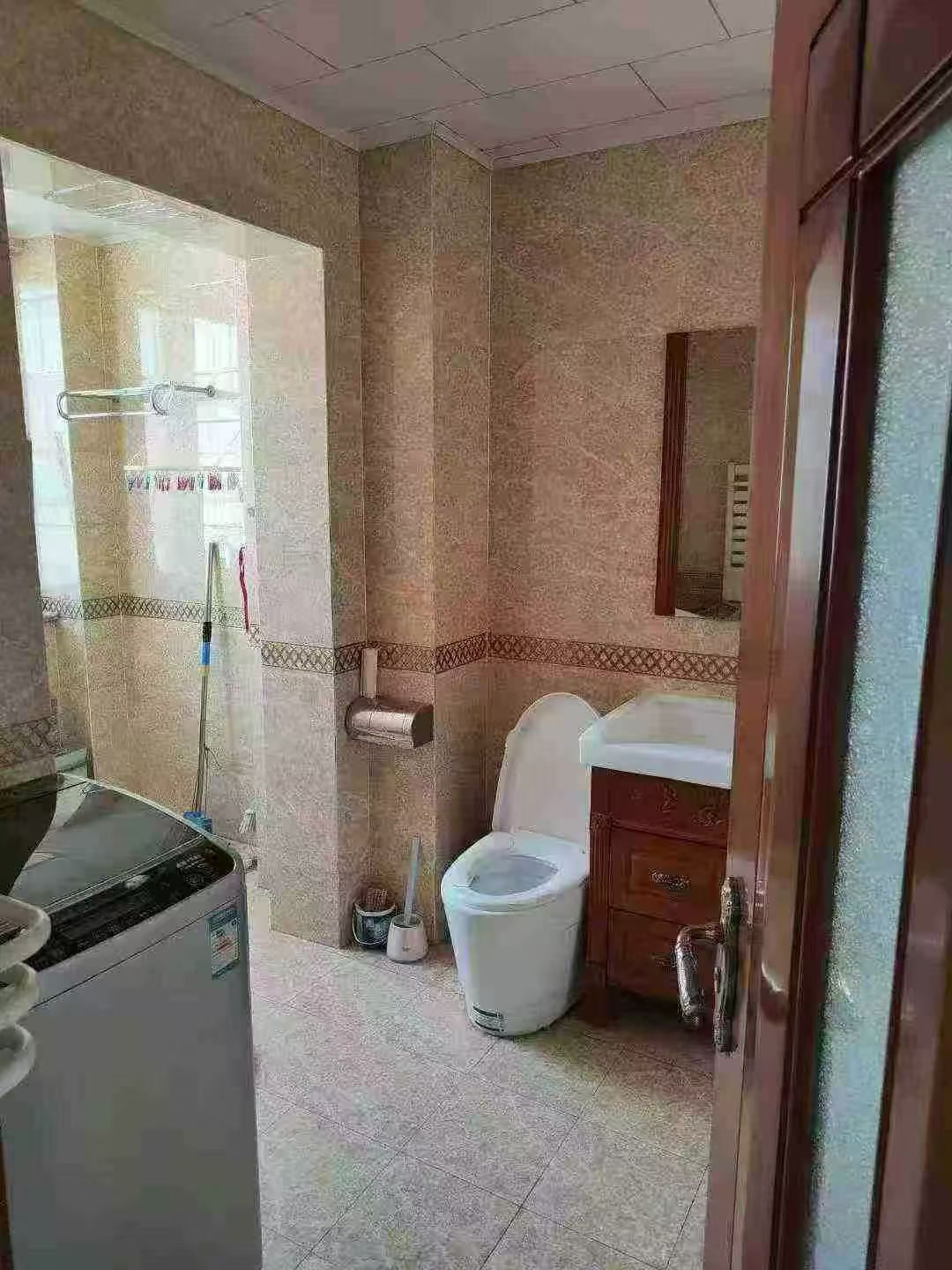 天潤城小區(qū)電梯高層11樓134平三室兩衛(wèi)49.8萬租1500