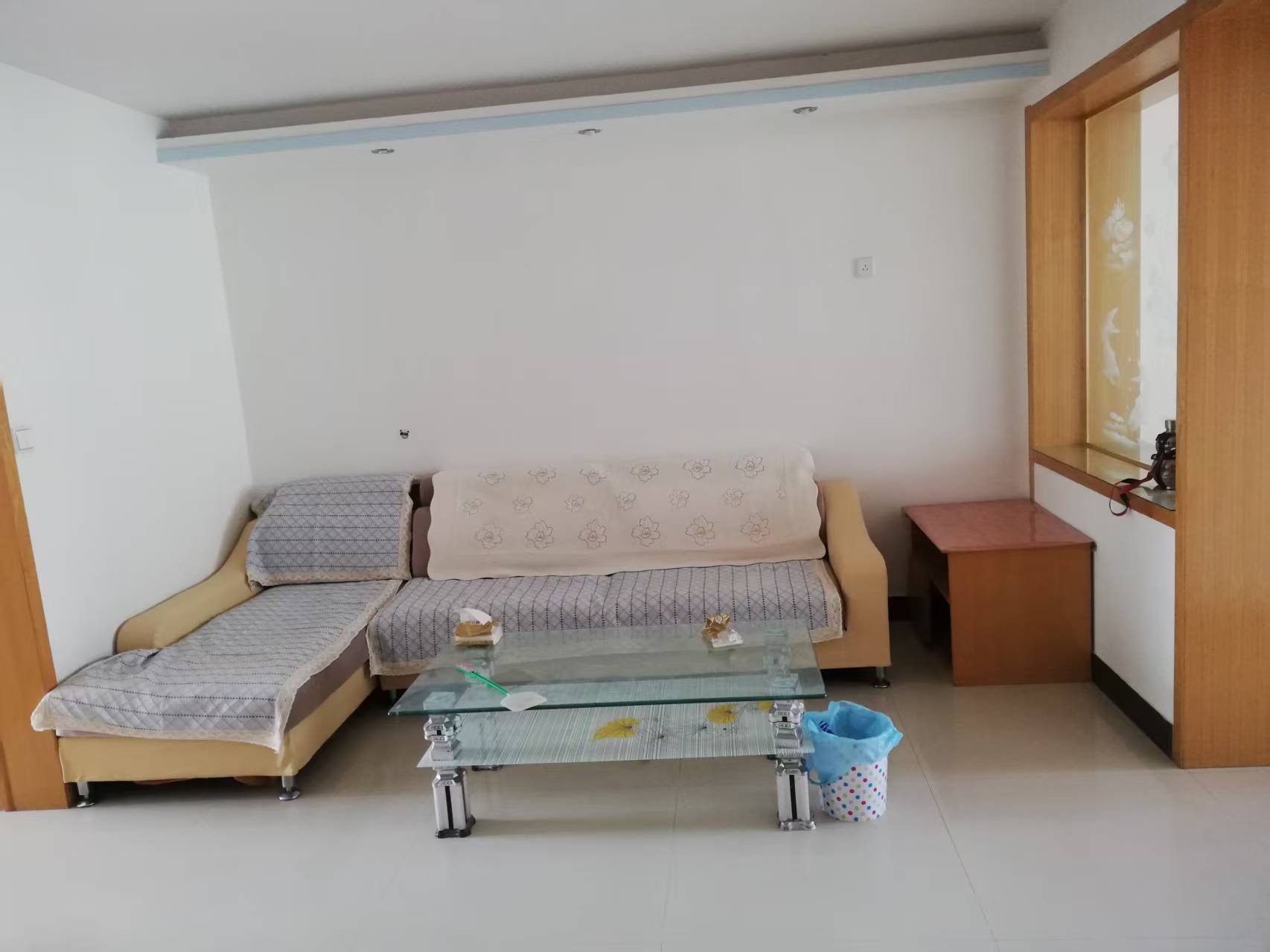 文登文馨花園吉樓出租，月租800元，冬天有地暖，夏天有空調(diào)。