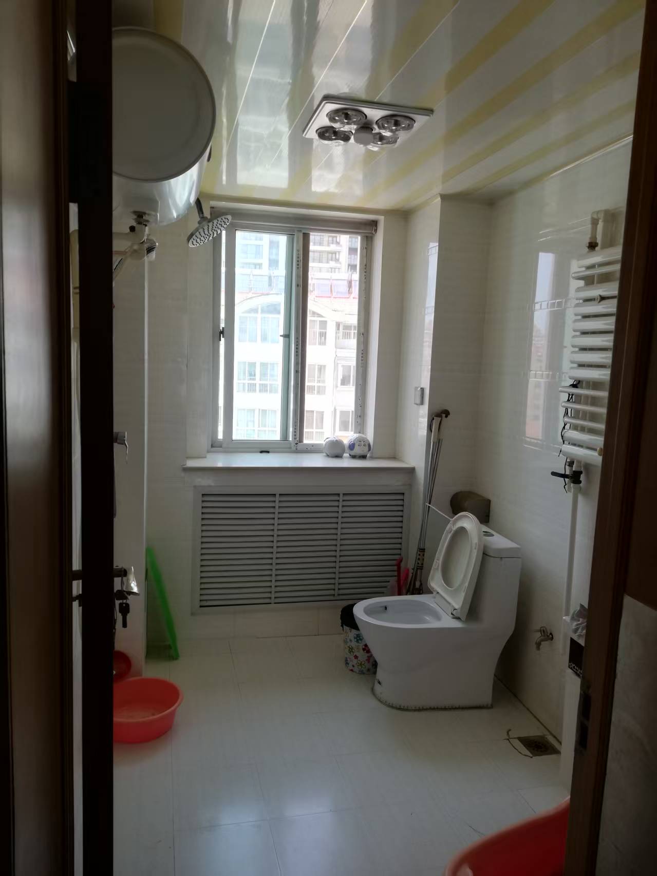 文登文馨花園吉樓出租，月租800元，冬天有地暖，夏天有空調(diào)。