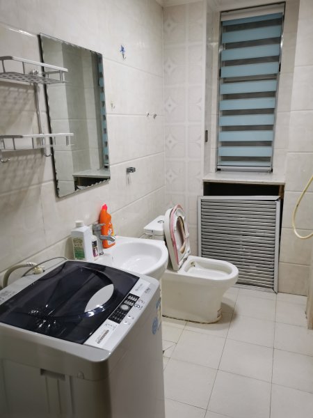 吉房出租，大潤(rùn)發(fā)附近，住人三樓，家有空調(diào)，洗衣機(jī)，冰箱等