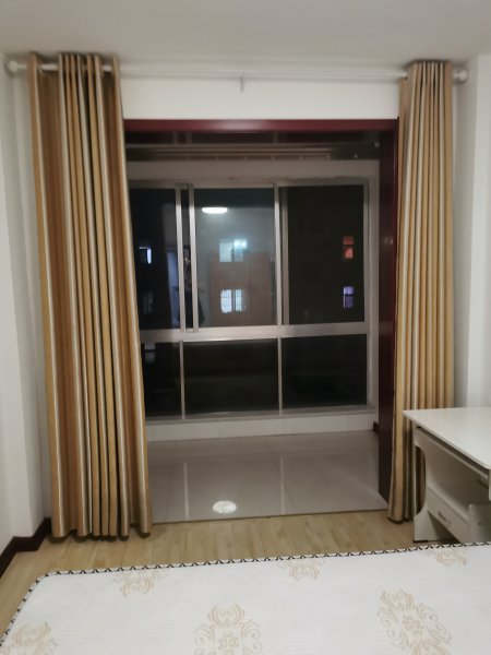 吉房出租，大潤(rùn)發(fā)附近，住人三樓，家有空調(diào)，洗衣機(jī)，冰箱等