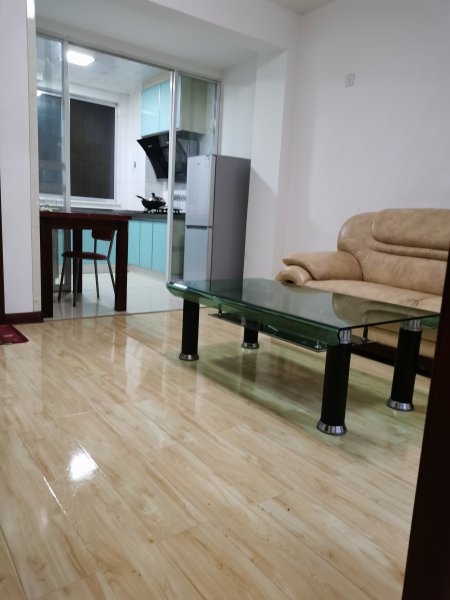 吉房出租，大潤(rùn)發(fā)附近，住人三樓，家有空調(diào)，洗衣機(jī)，冰箱等