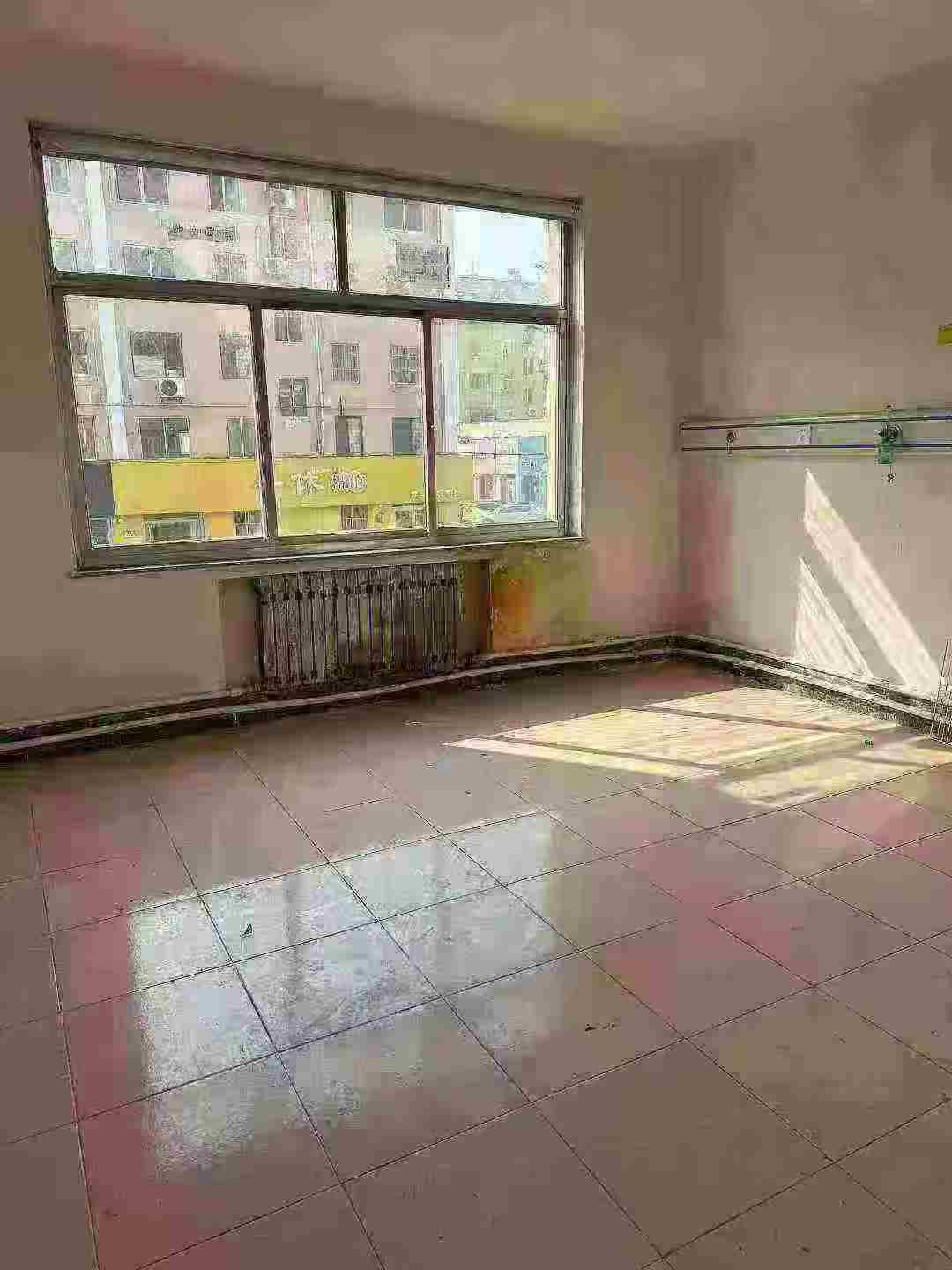 市中心西樓街住人一樓129平三室39萬(wàn)