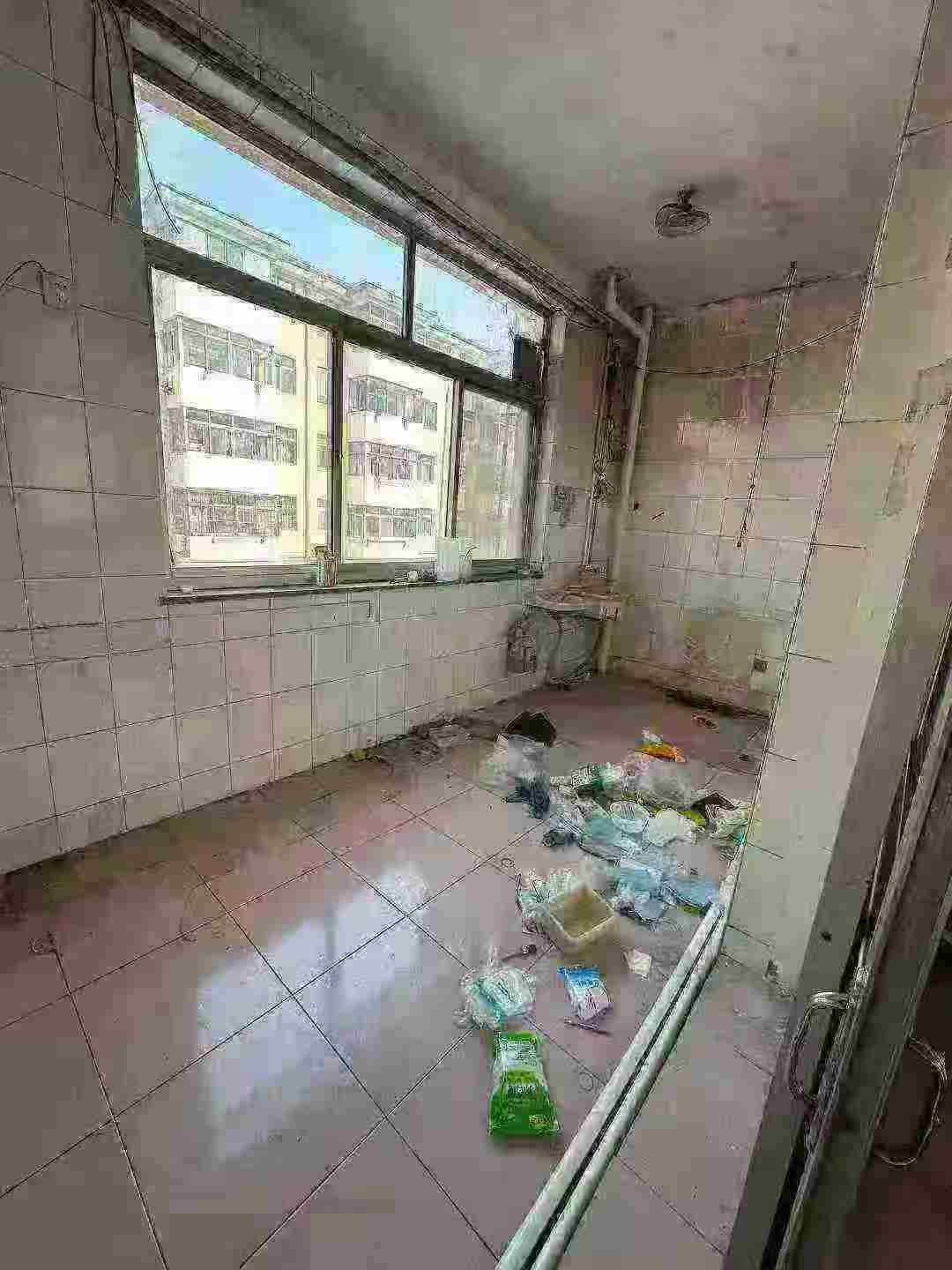 市中心西樓街住人一樓129平三室39萬(wàn)