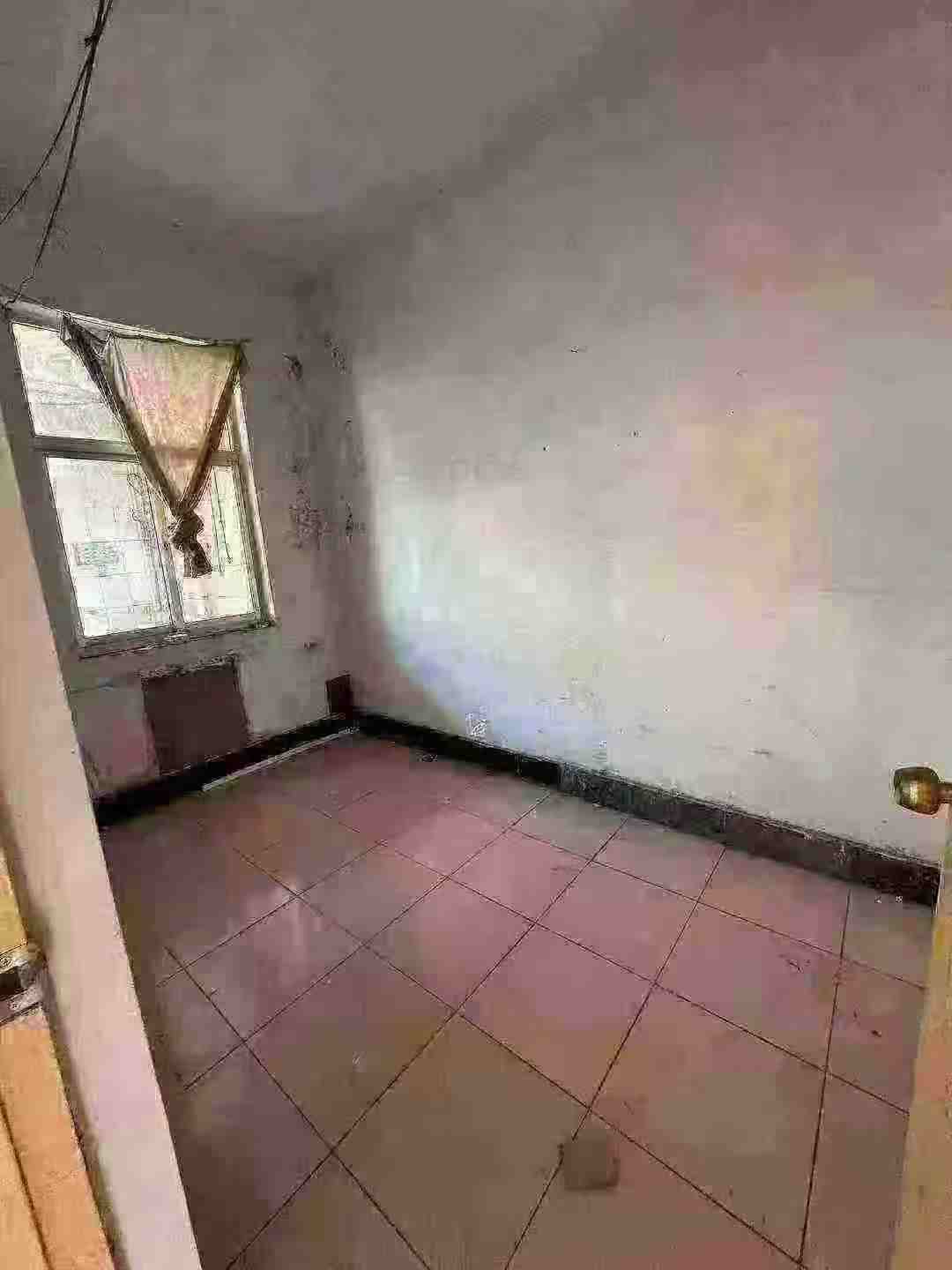 市中心西樓街住人一樓129平三室39萬(wàn)