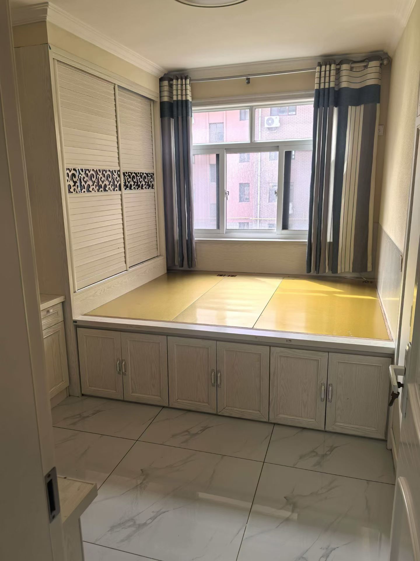 @1200/月，文馨家园电梯2楼，2室