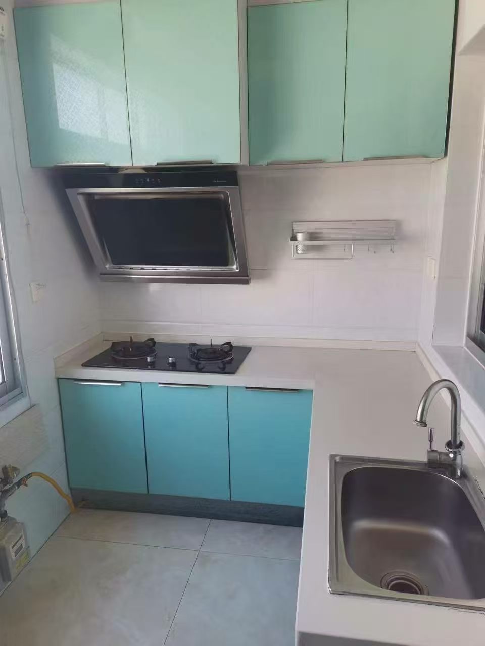 宋家沟三楼，配套齐全，年租一万，半年付