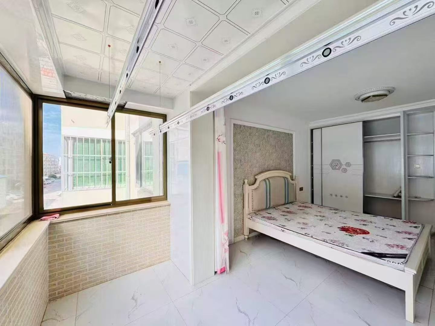 朝阳街住人一楼两室家具家电齐全1100/月