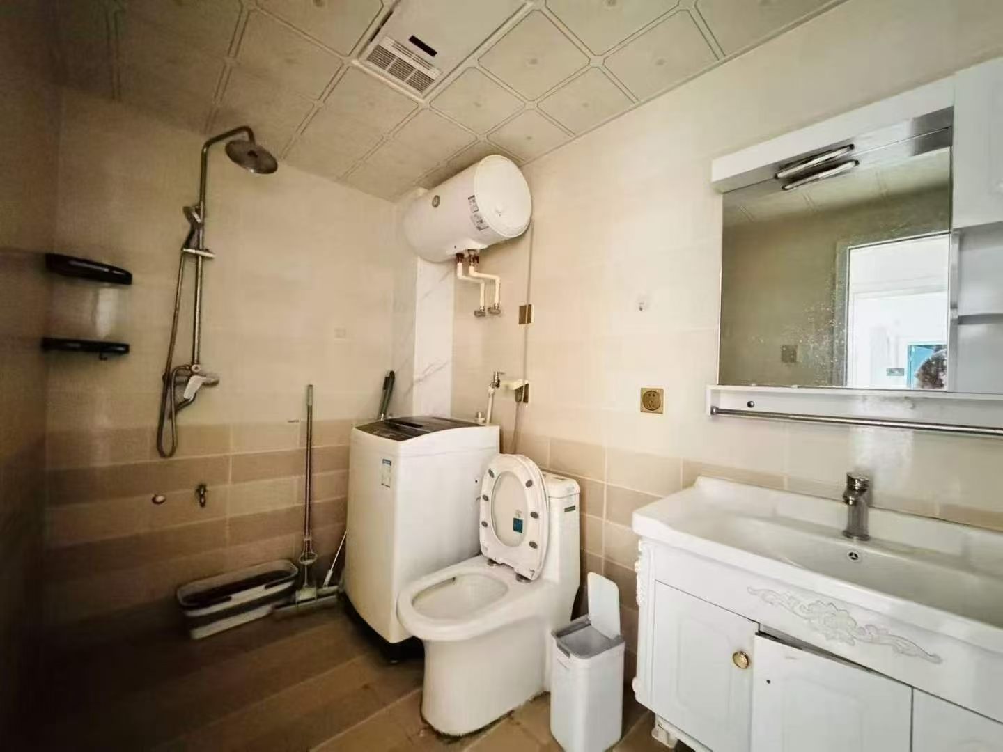 朝阳街住人一楼两室家具家电齐全1100/月