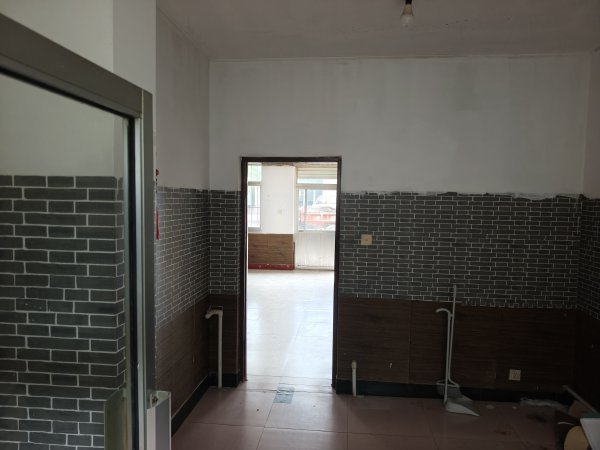 大水泊镇政府对面门市房出租