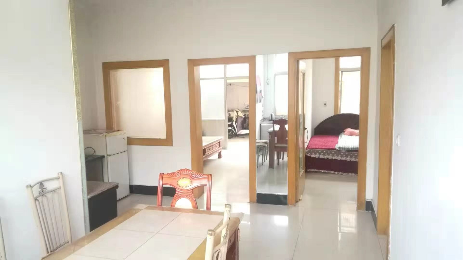一实小西，一楼带院出租。