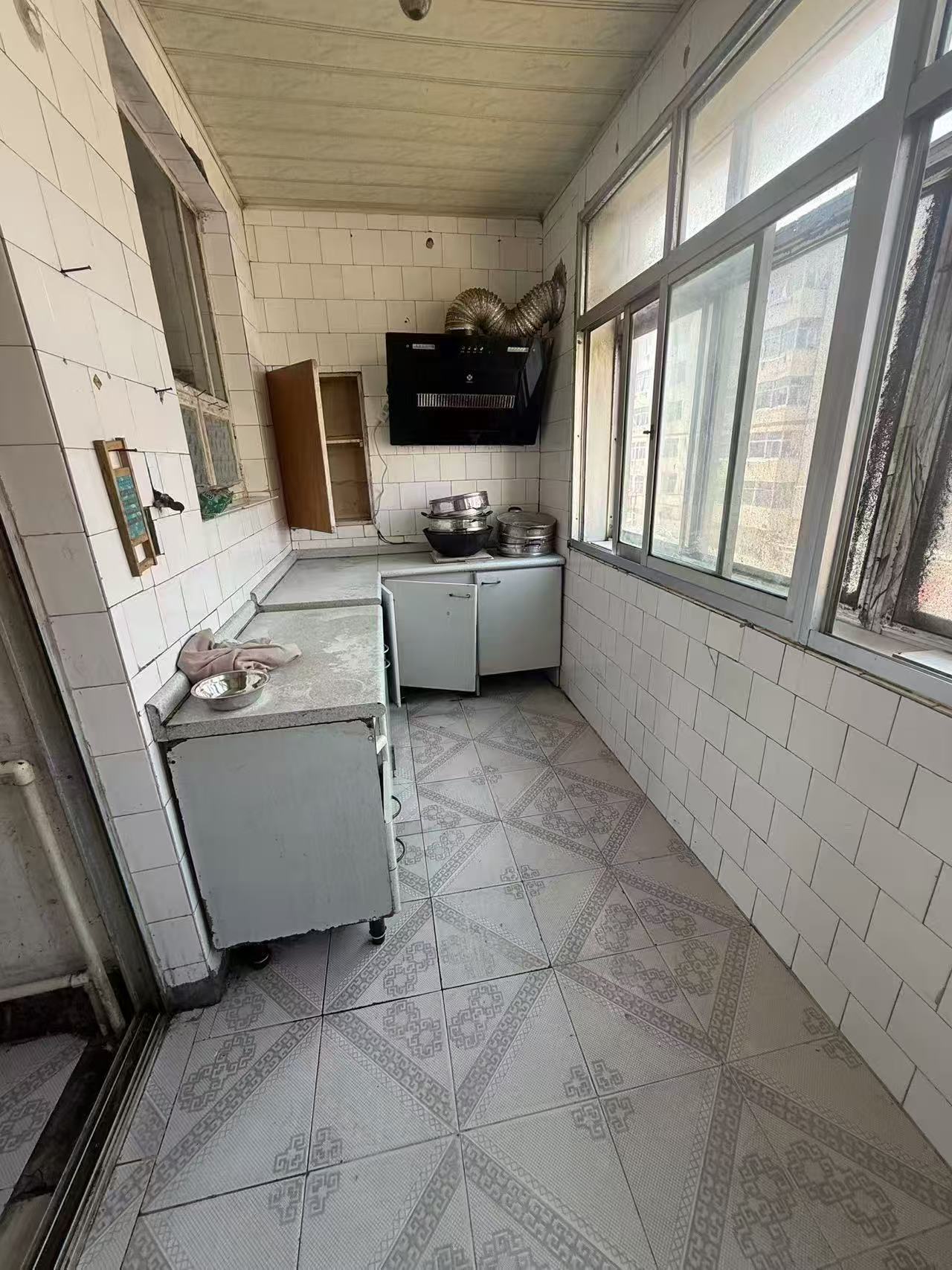 爬山街早市贴地三楼400元