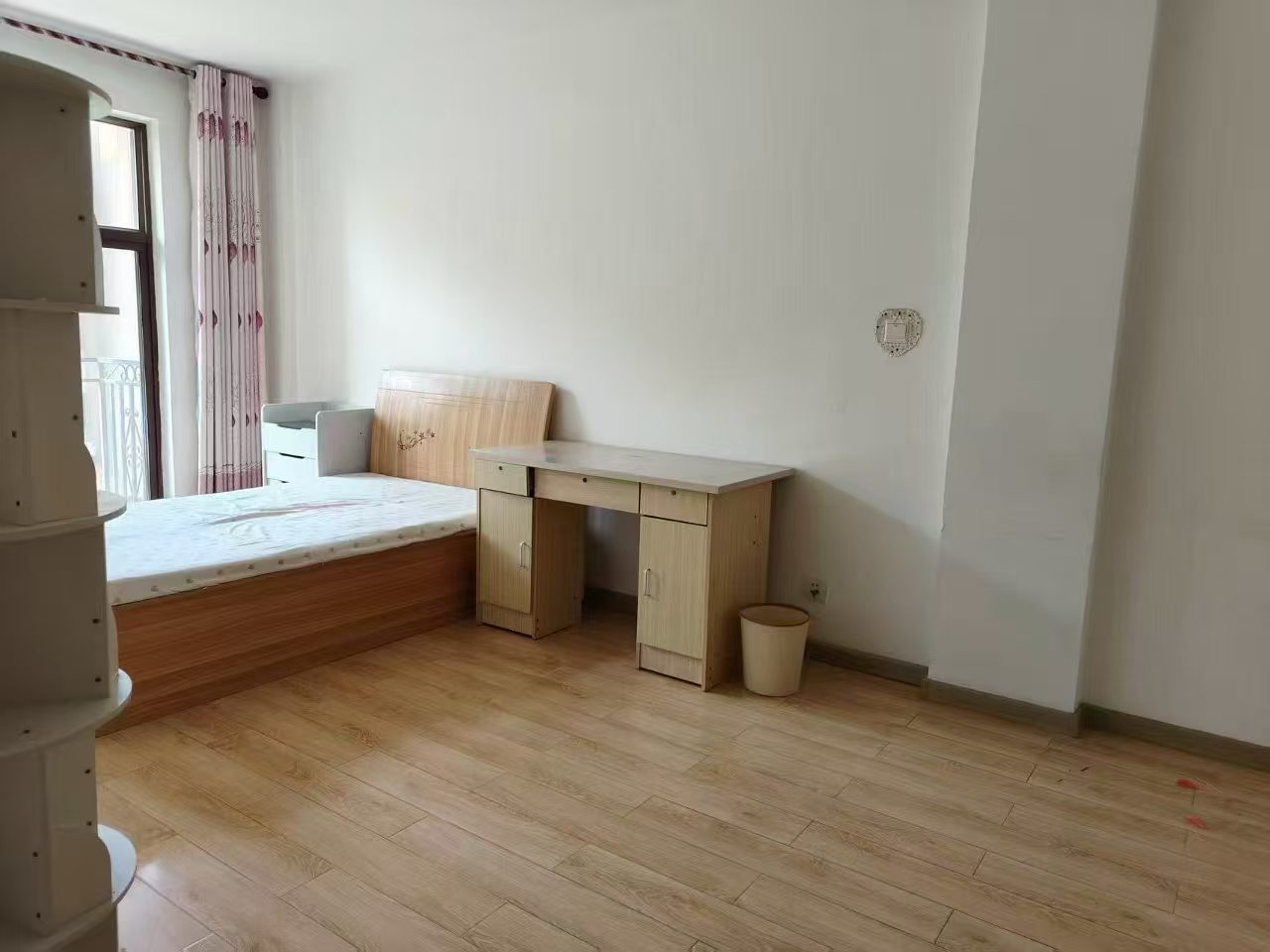 兴业茗居住人三楼98平年租家具家电齐全1000/月
