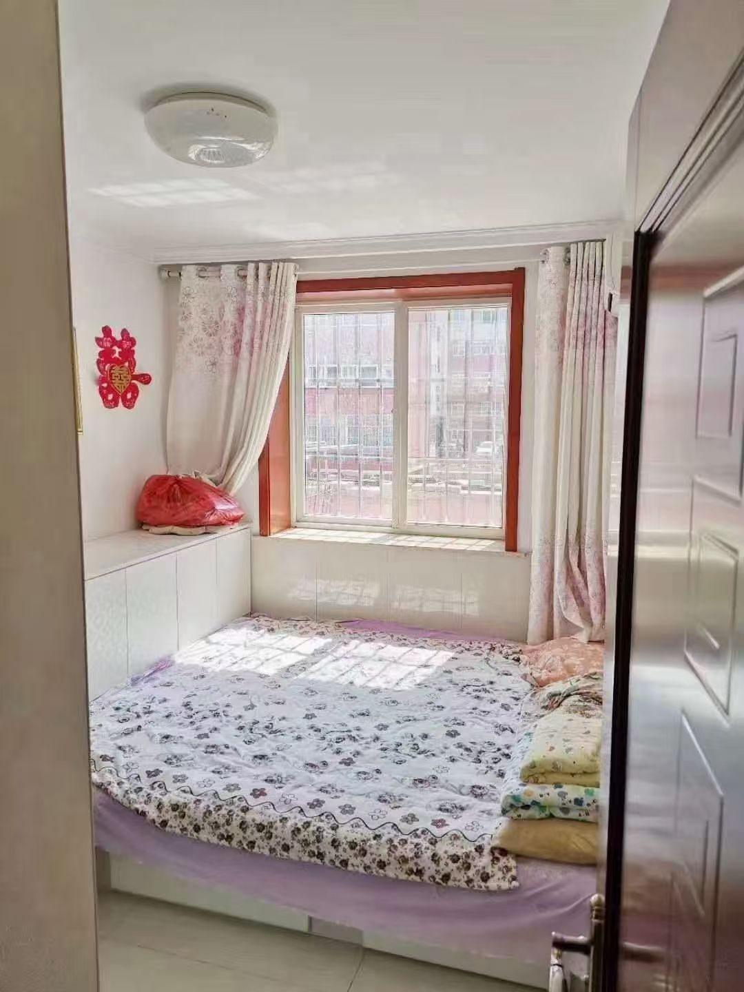 @出租：龙河花园，1楼，2室，年租！
