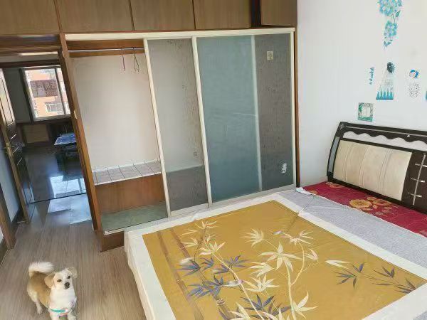 三里河中学对面三楼，两室一厅，月租650