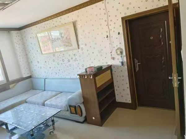 三里河中学对面三楼，两室一厅，月租650