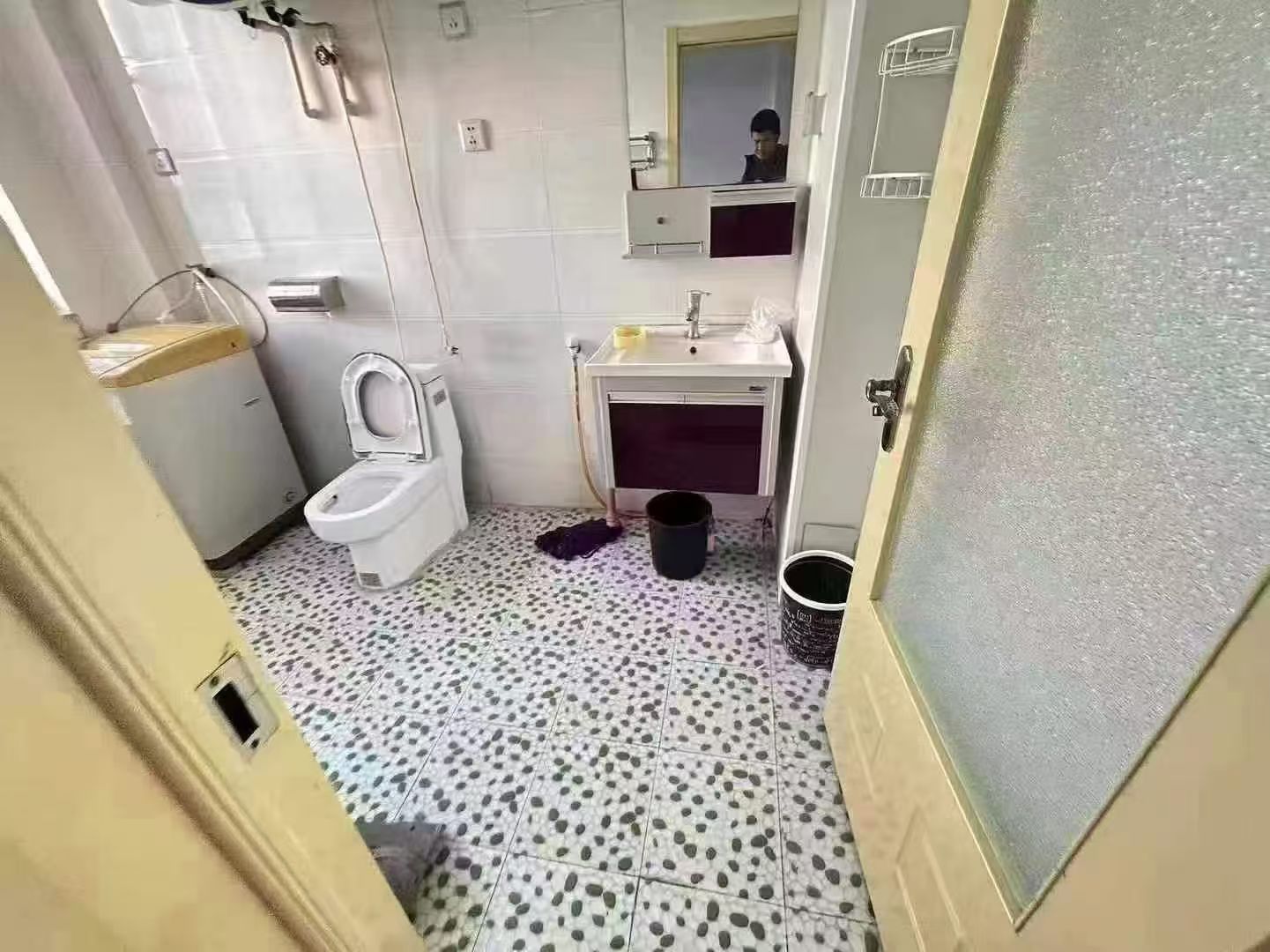 泰浩华居一楼两室一厅没空调家具齐全拎包入住900/