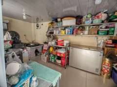 西楼街一楼带院82平房东精装修小住三室两卫28.8万