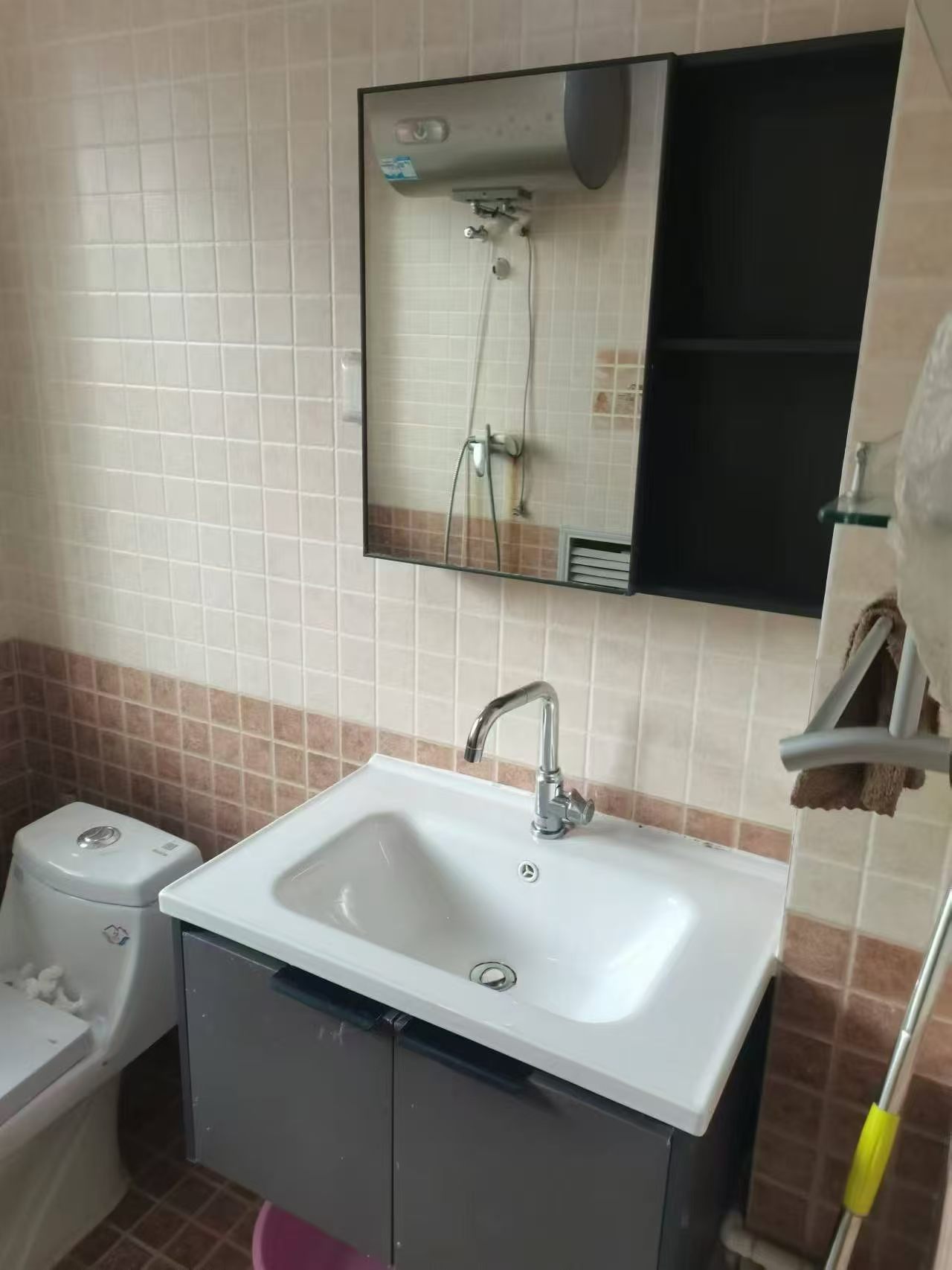 西楼附近三楼，两室一厅，配套齐全，月租1000