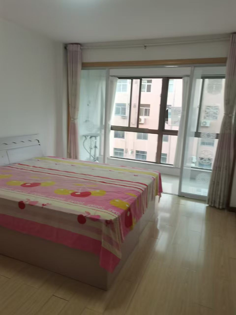 西楼附近三楼，两室一厅，配套齐全，月租1000