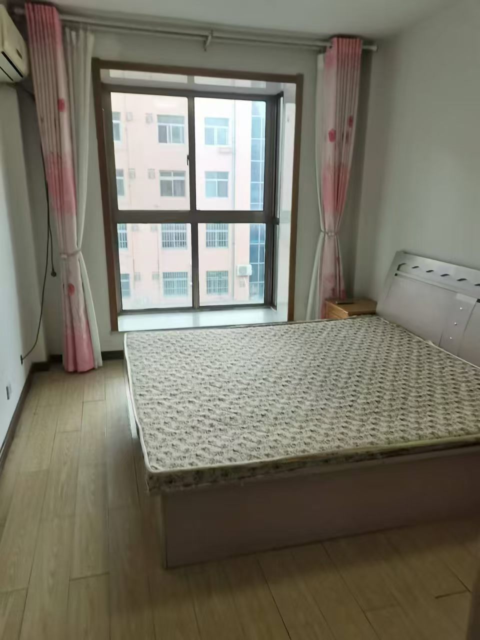 西楼附近三楼，两室一厅，配套齐全，月租1000