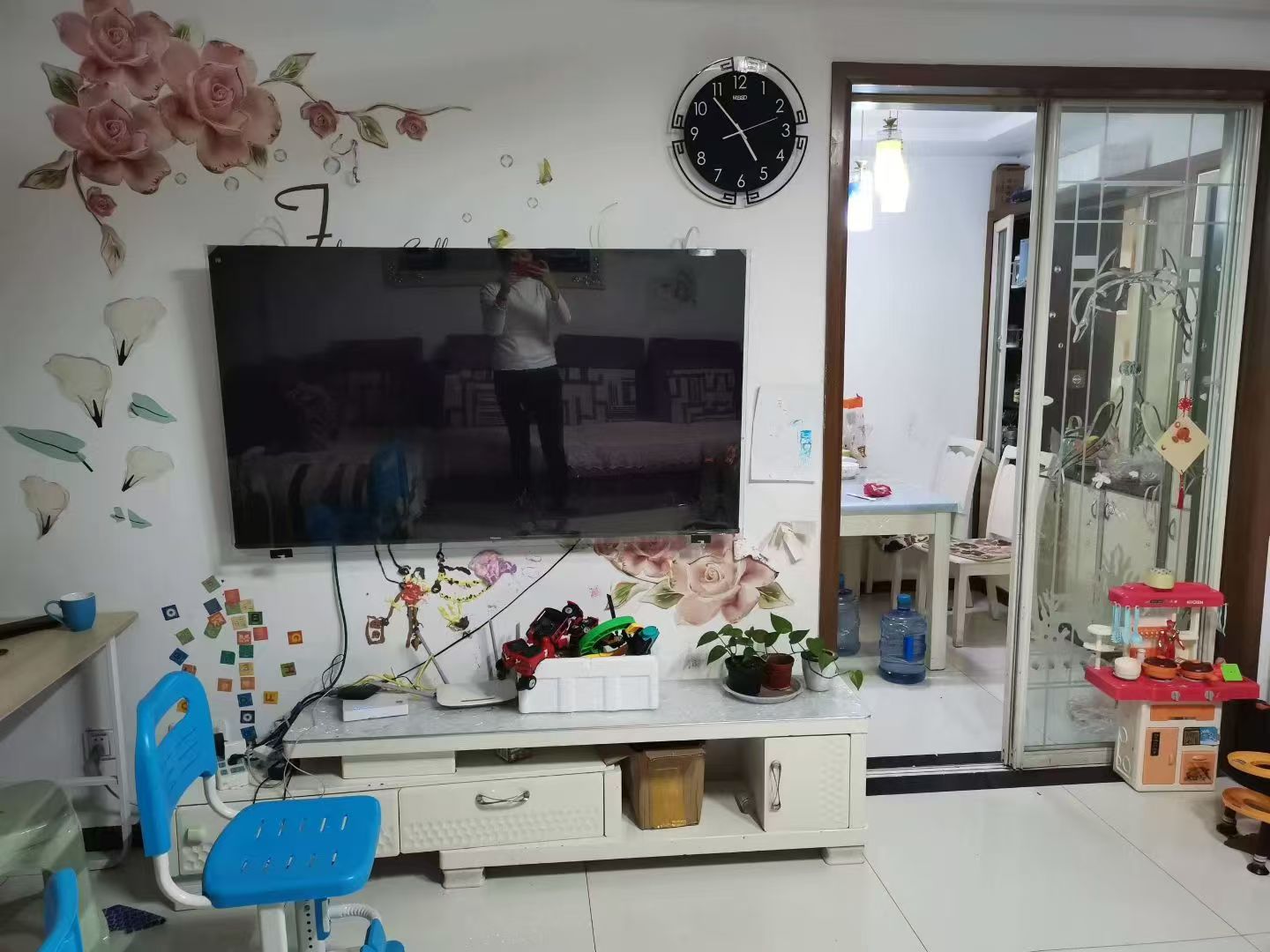 天福阳光花园一楼，三室一厅，配套齐全，月租1100