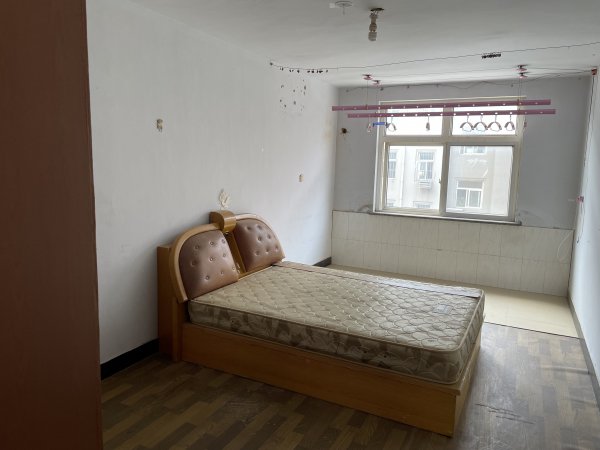 出租，宋家街小区住人三楼，136平有草屋，三室一厅一卫