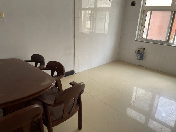 出租，宋家街小区住人三楼，136平有草屋，三室一厅一卫