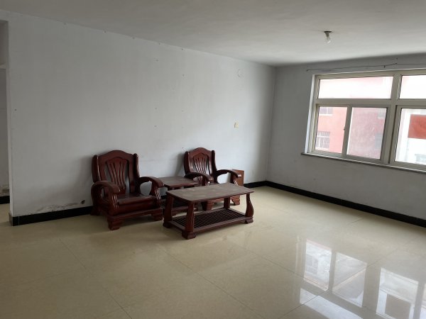 出租，宋家街小区住人三楼，136平有草屋，三室一厅一卫