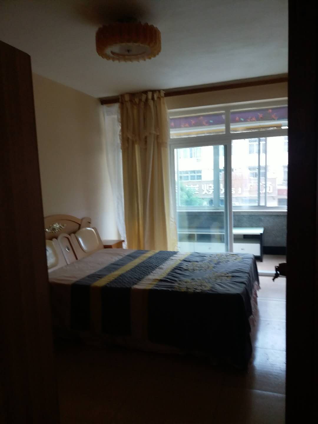 缤纷上街附近的一楼出租，家具家电齐全，拎包入住