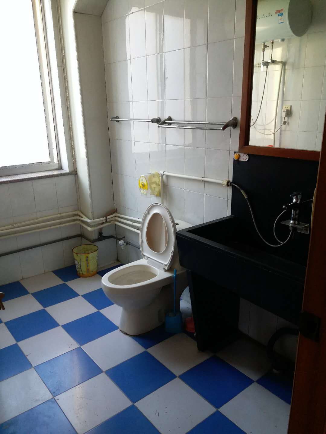 缤纷上街附近的一楼出租，家具家电齐全，拎包入住