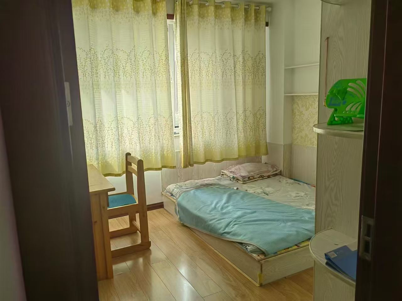 龙泽苑二楼，三室一厅，配套齐全，月租1100