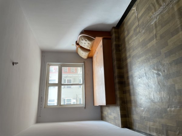 出租，宋家街小区住人三楼，136平有草屋，三室一厅一卫