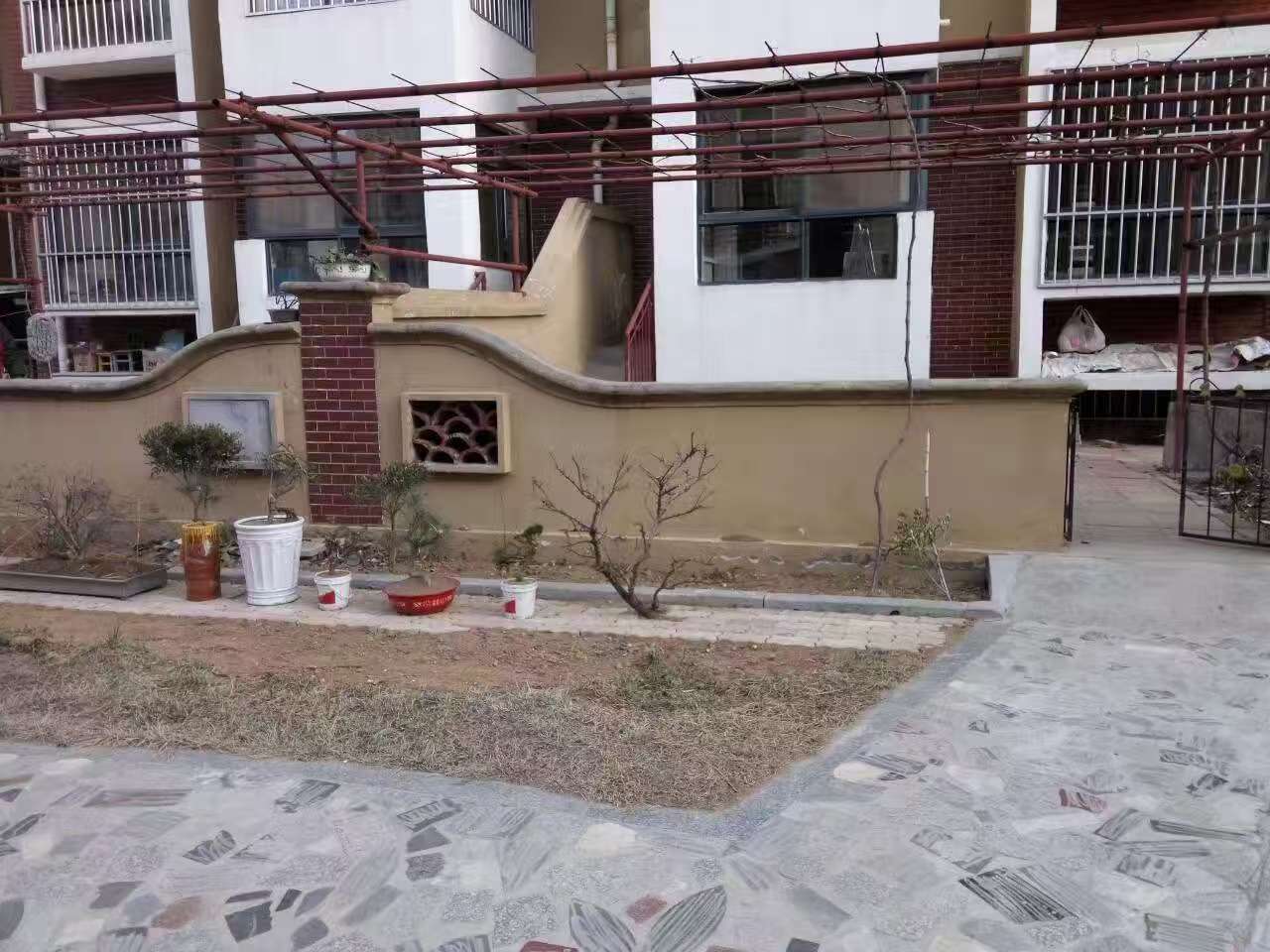 一楼带院出租